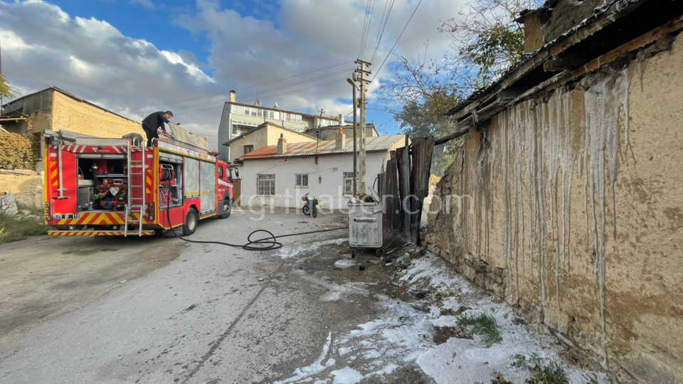 Itfaiye Kerpic Binaya Sicrayan Yangini Buyumeden Sondurdu7