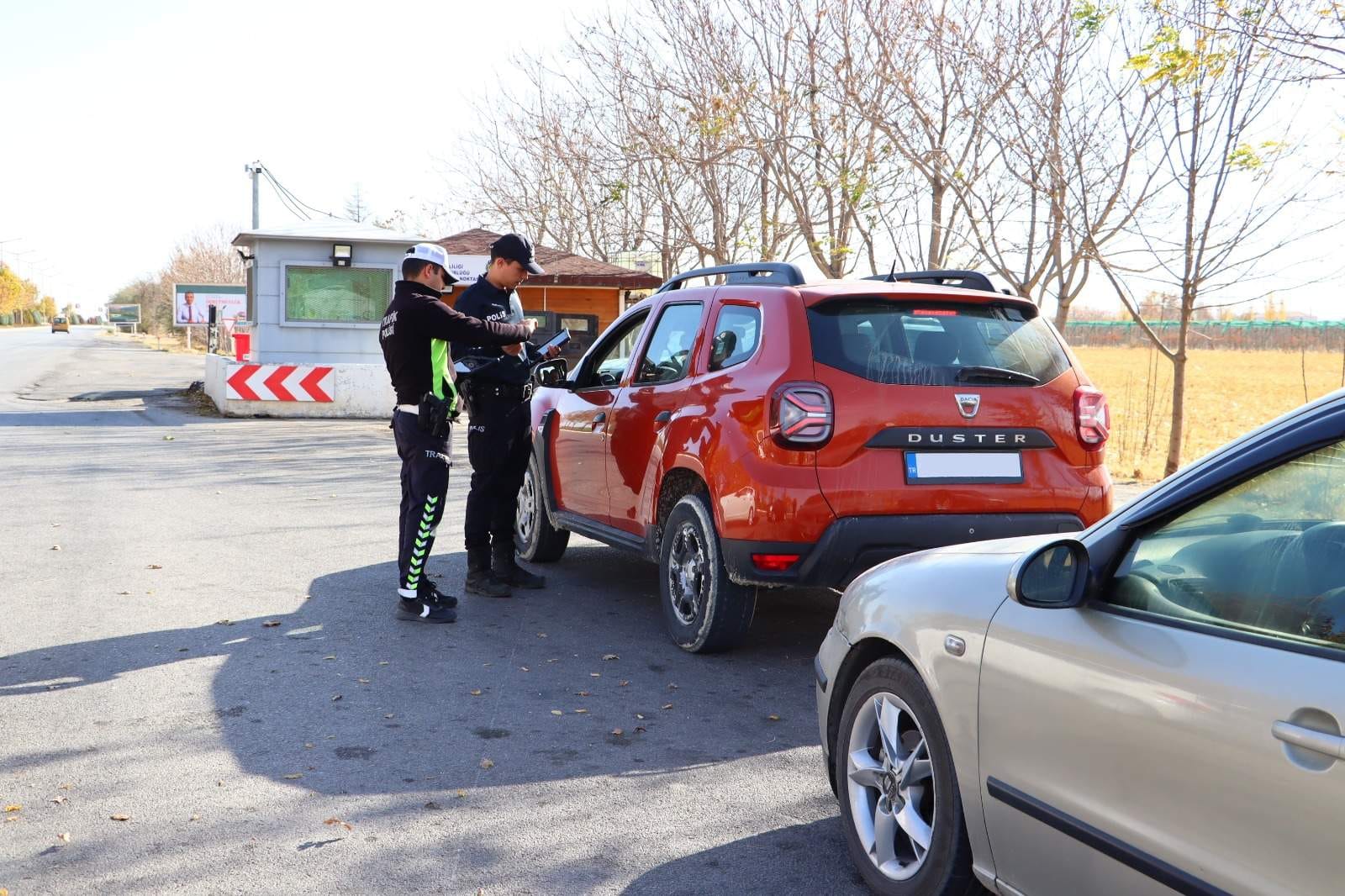 Karaman Emniyeti Ruhsatsiz Silahlar Ve Bicaklar Ele Gecirdi 8 Kisi Tutuklandi (3)