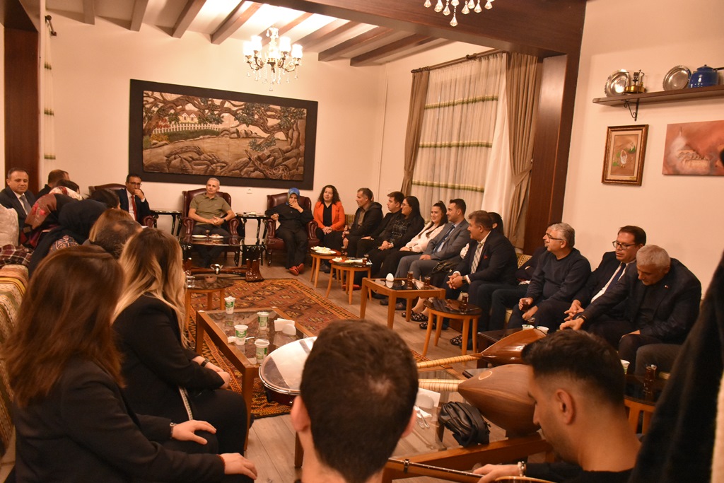 Karaman Valisi Cicekli Ogretmenleri Agirladi (1)