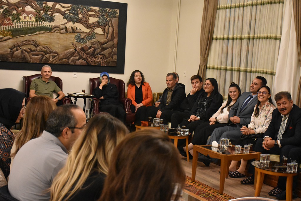 Karaman Valisi Cicekli Ogretmenleri Agirladi (2)