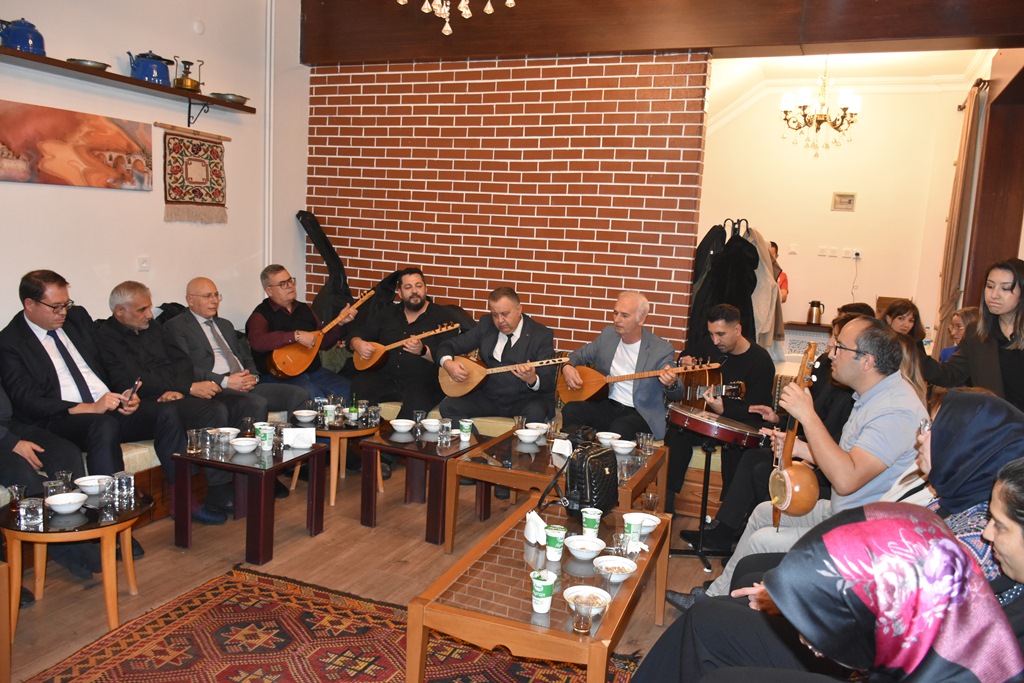 Karaman Valisi Cicekli Ogretmenleri Agirladi (3)