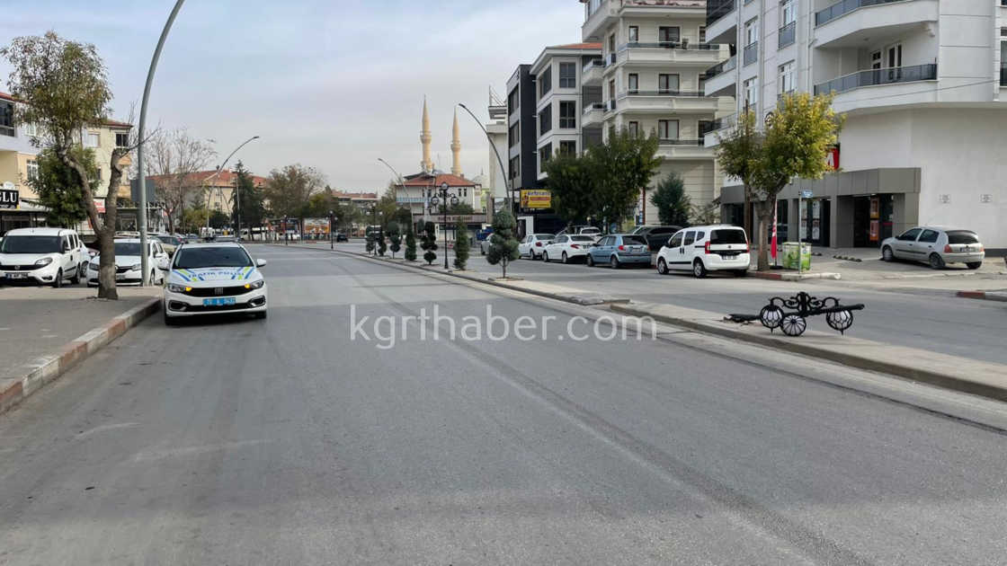 Karamanda Bir Arac Sokak Lambasini Devirdi0