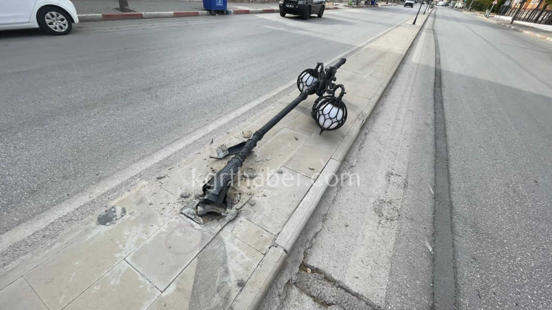 Karamanda Bir Arac Sokak Lambasini Devirdi1