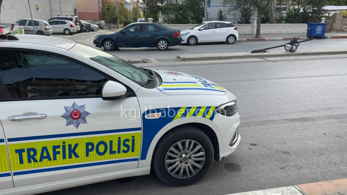 Karamanda Bir Arac Sokak Lambasini Devirdi2