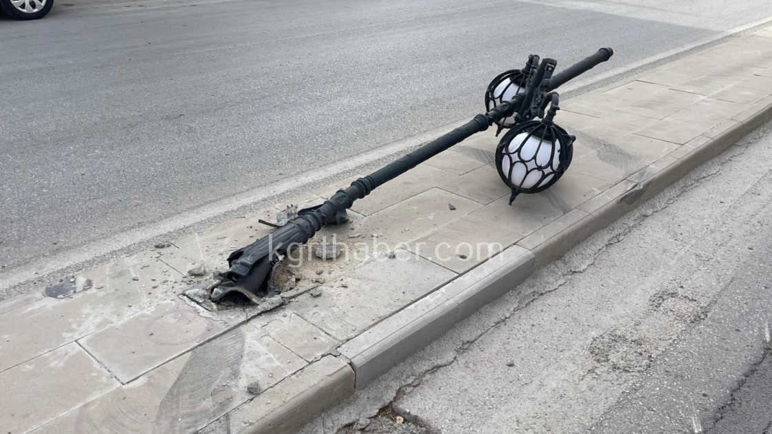 Karamanda Bir Arac Sokak Lambasini Devirdi3
