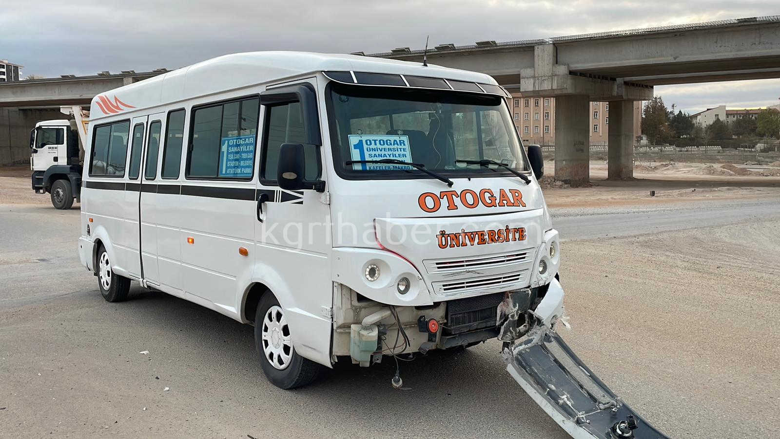 Karamanda Dolmusla Carpisan Otomobil Kaldirima Cikti 2 Yarali0