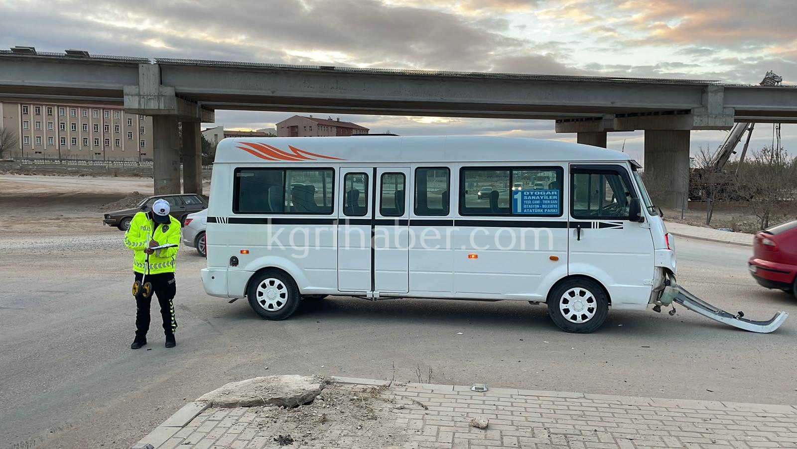 Karamanda Dolmusla Carpisan Otomobil Kaldirima Cikti 2 Yarali3