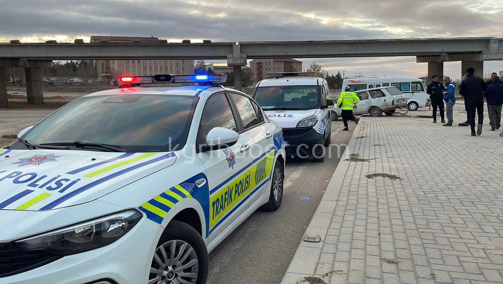 Karamanda Dolmusla Carpisan Otomobil Kaldirima Cikti 2 Yarali5