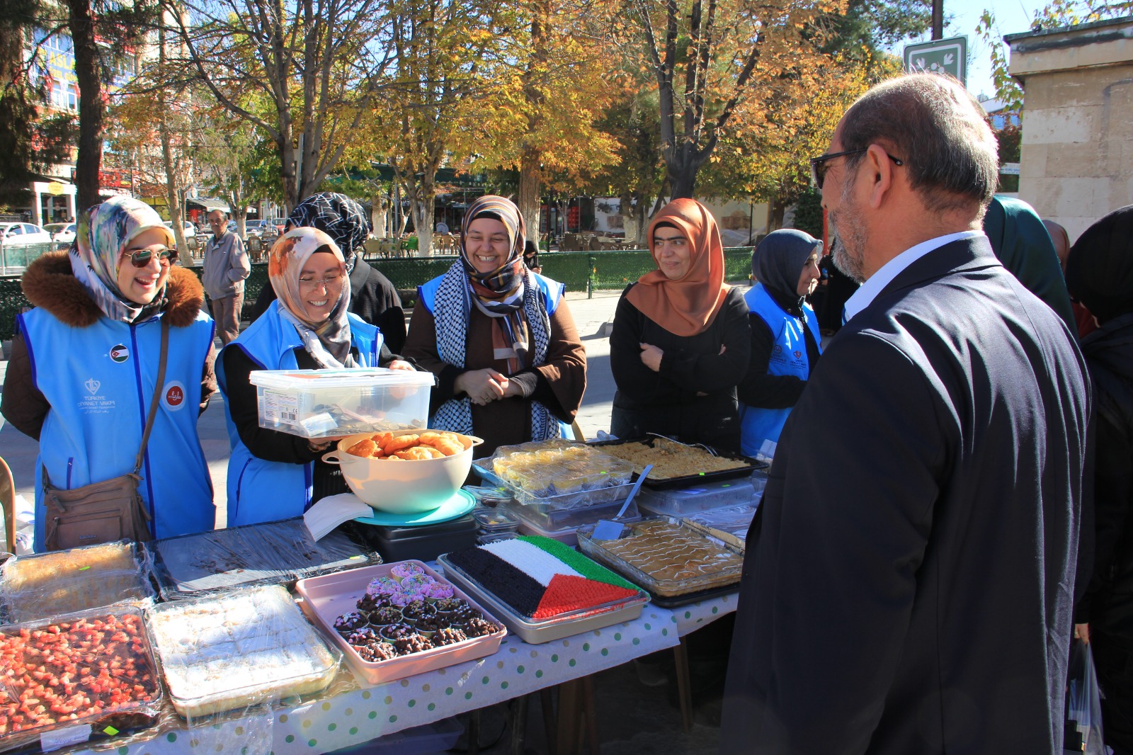 Karamanda Gazze Yararina Hayir Carsisi Duzenlendi (2)