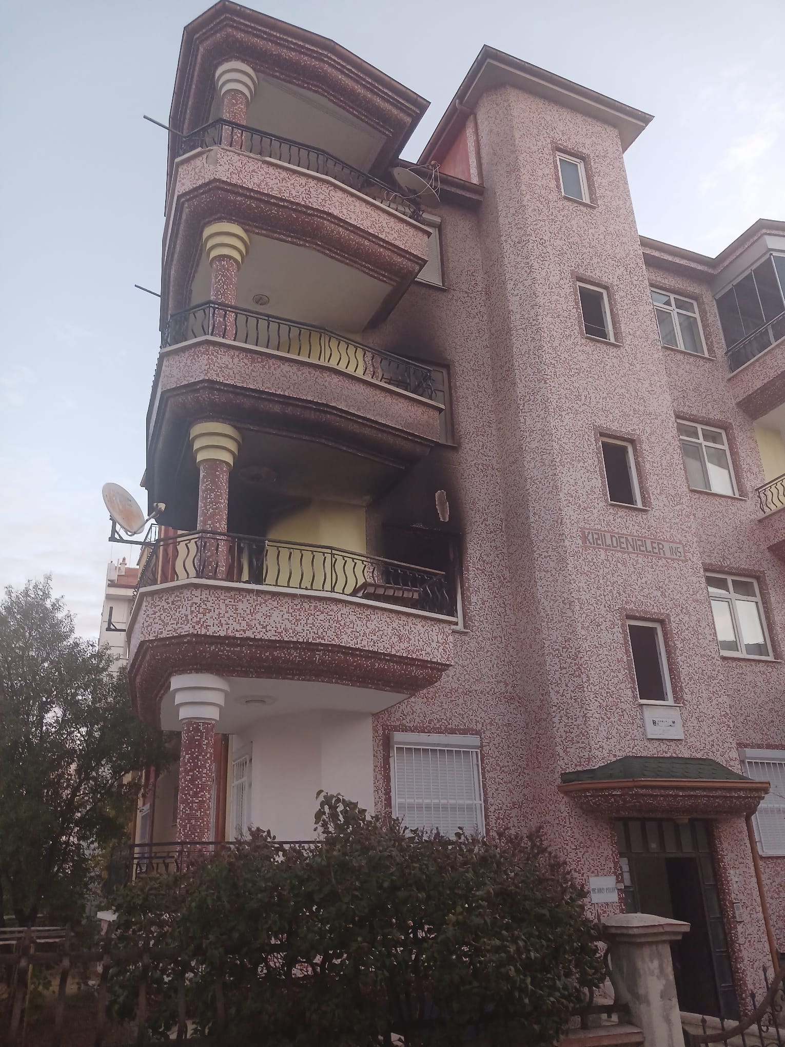 Karamanda Itfaiye Yangindan 3 Kisiyi Kurtardi (1)