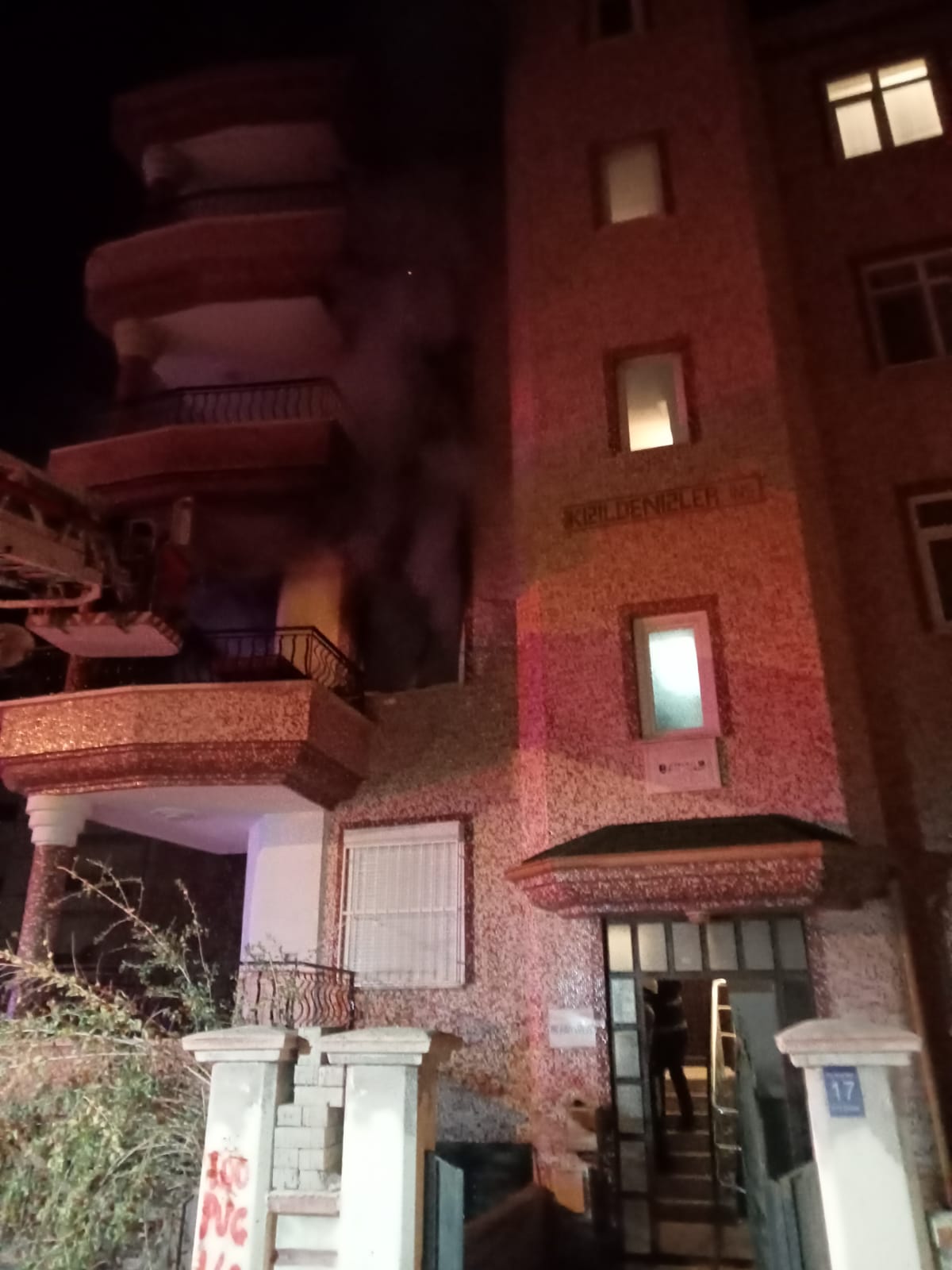 Karamanda Itfaiye Yangindan 3 Kisiyi Kurtardi (4)