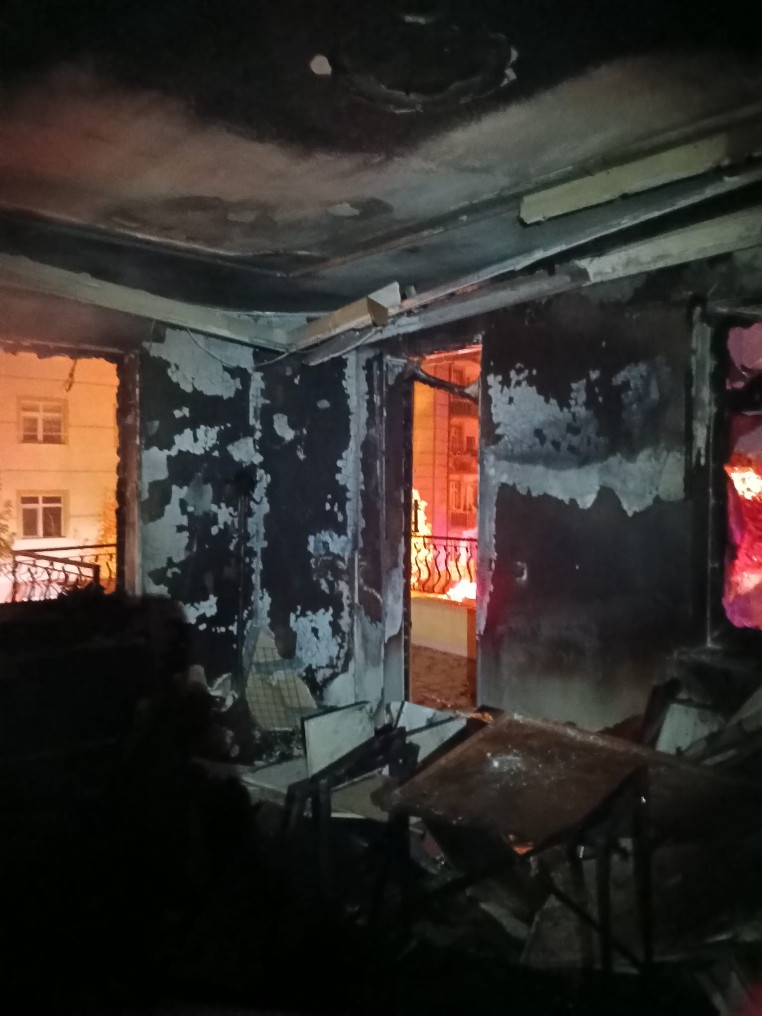 Karamanda Itfaiye Yangindan 3 Kisiyi Kurtardi (5)