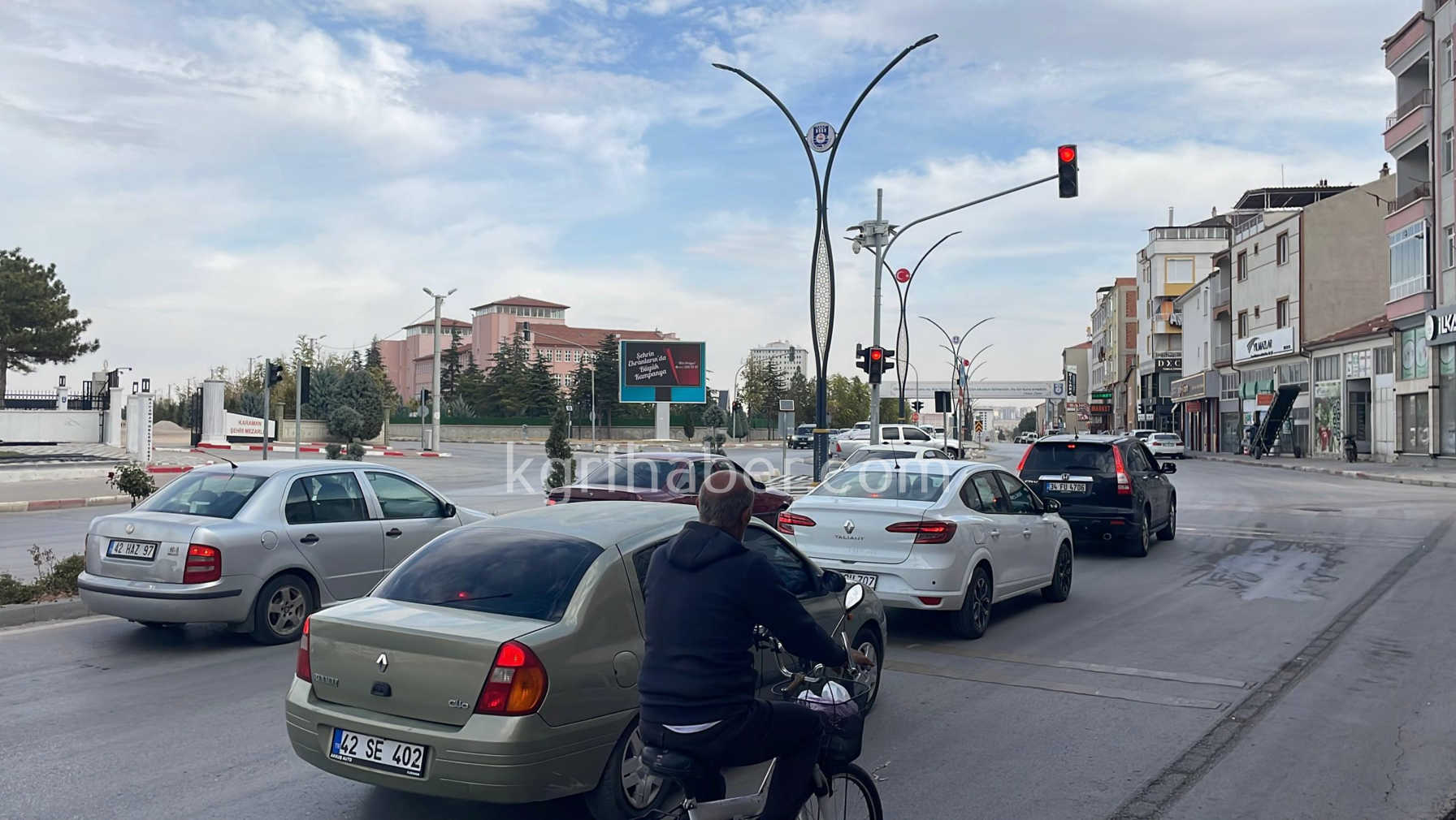 Karamanda Kazalarla Gundeme Gelen Mezarlik Kavsaginda Isiklar Yandi0