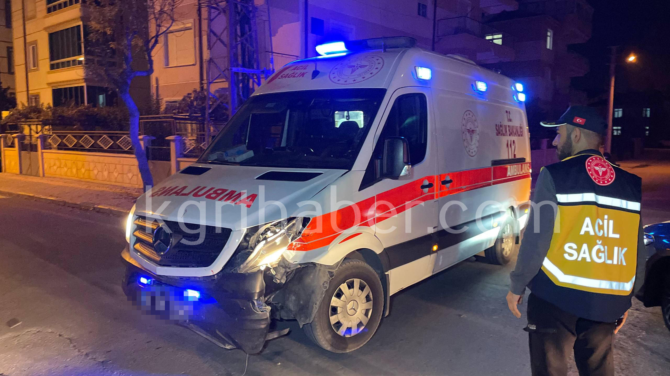 Karamanda Motosiklet Ambulansa Ok Gibi Saplandi 1 Yarali1