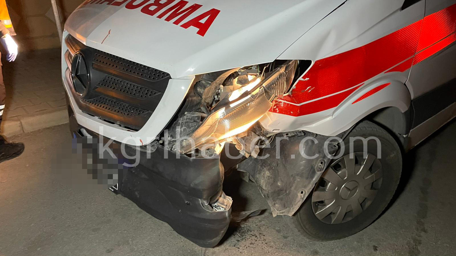 Karamanda Motosiklet Ambulansa Ok Gibi Saplandi 1 Yarali2