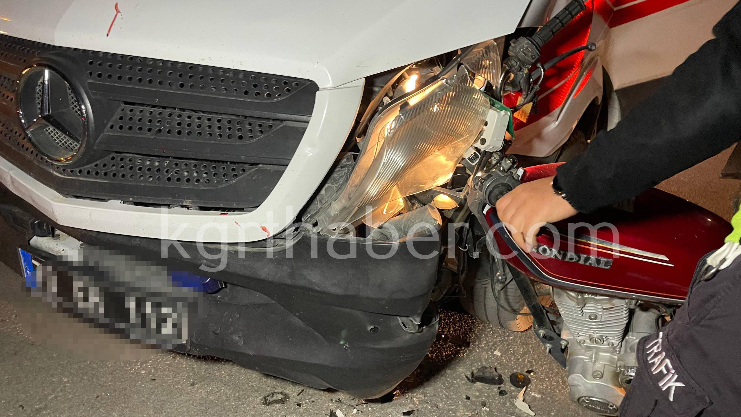 Karamanda Motosiklet Ambulansa Ok Gibi Saplandi 1 Yarali5