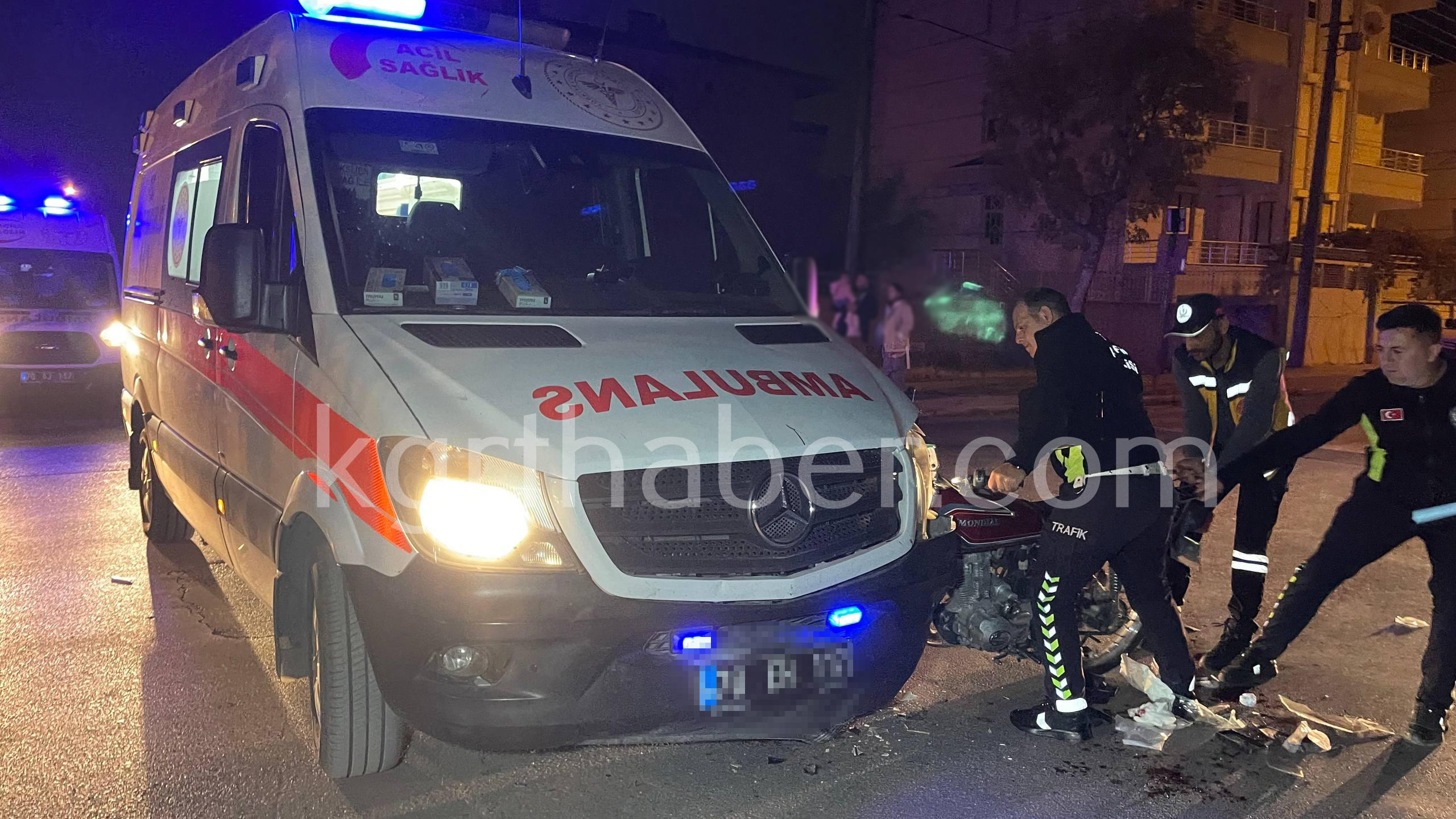 Karamanda Motosiklet Ambulansa Ok Gibi Saplandi 1 Yarali6
