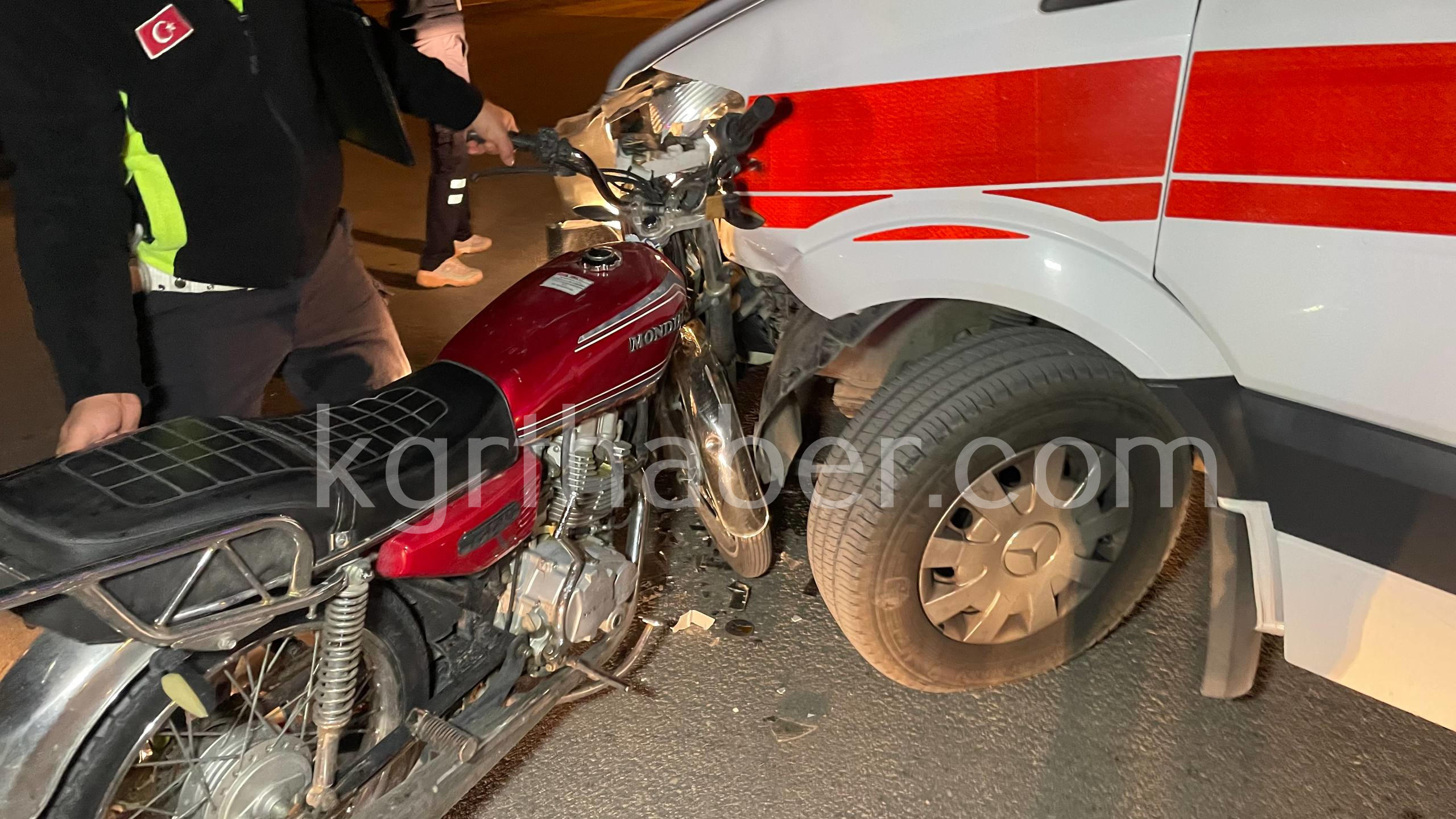 Karamanda Motosiklet Ambulansa Ok Gibi Saplandi 1 Yarali7