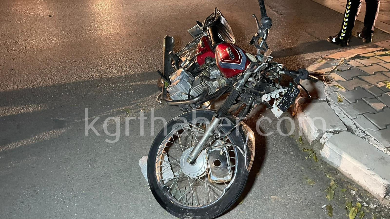 Karamanda Motosiklet Ambulansa Ok Gibi Saplandi 1 Yarali8