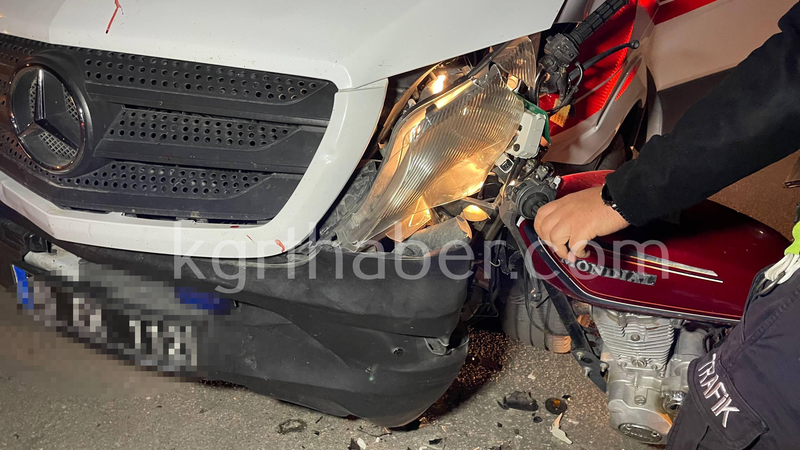 Karamanda Motosiklet Ambulansa Ok Gibi Saplandi 1 Yarali9