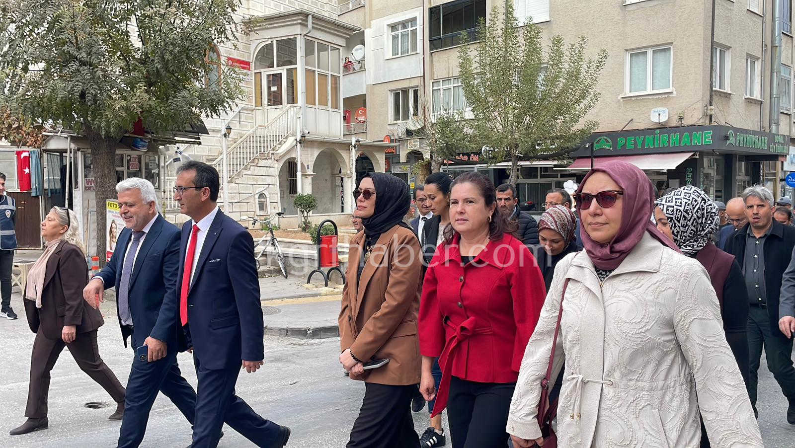 Karamanda Ogretmenler Gunu Yuruyusu Duzenlendi3