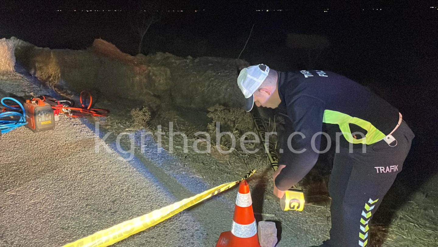 Karaman'da Otomobil Tırın Altına Girdi Karı Koca Öldü8