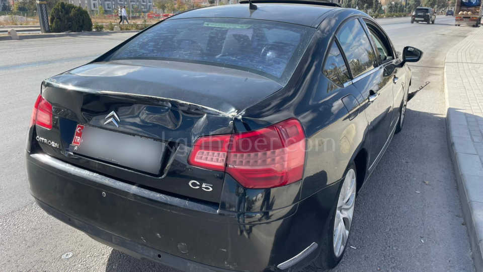 Karamanda Suv Aracla Otomobil Kavsakta Carpisti0