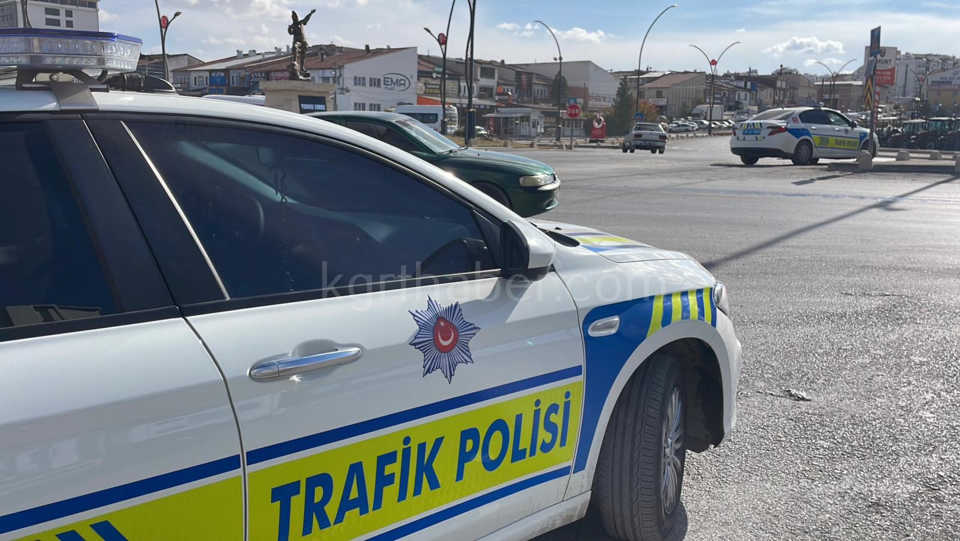 Karamanda Suv Aracla Otomobil Kavsakta Carpisti2