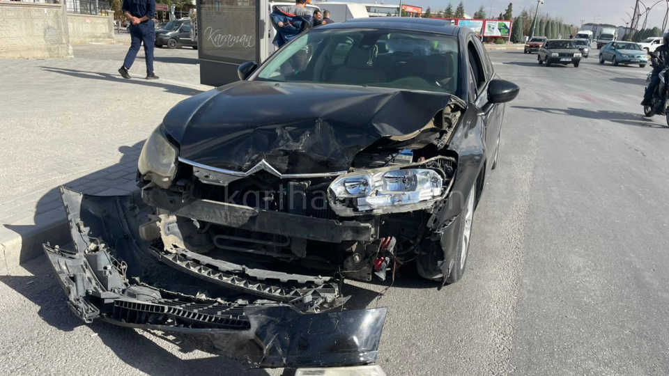 Karamanda Suv Aracla Otomobil Kavsakta Carpisti3