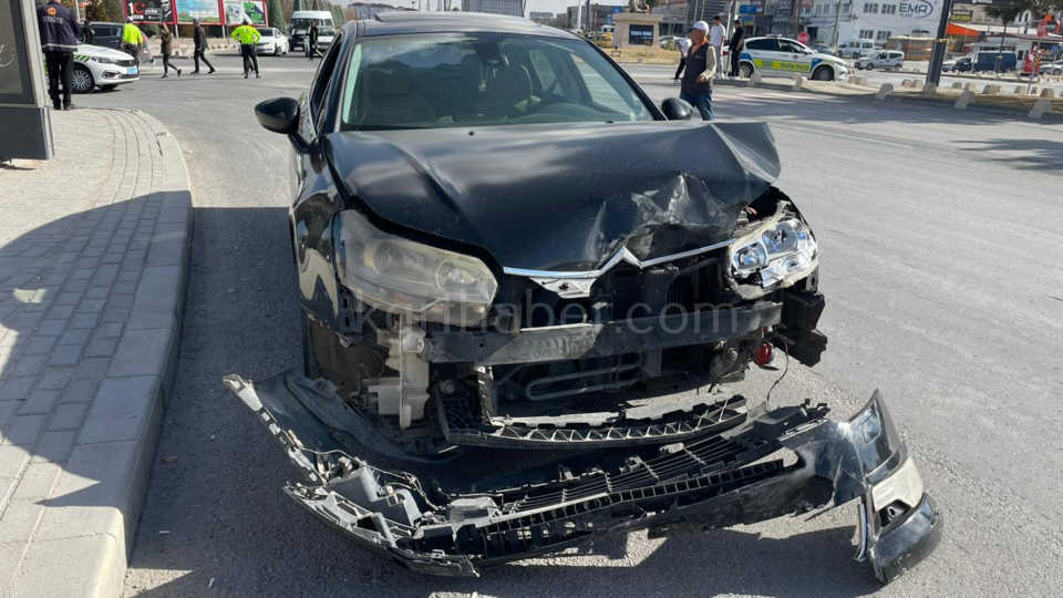 Karamanda Suv Aracla Otomobil Kavsakta Carpisti4
