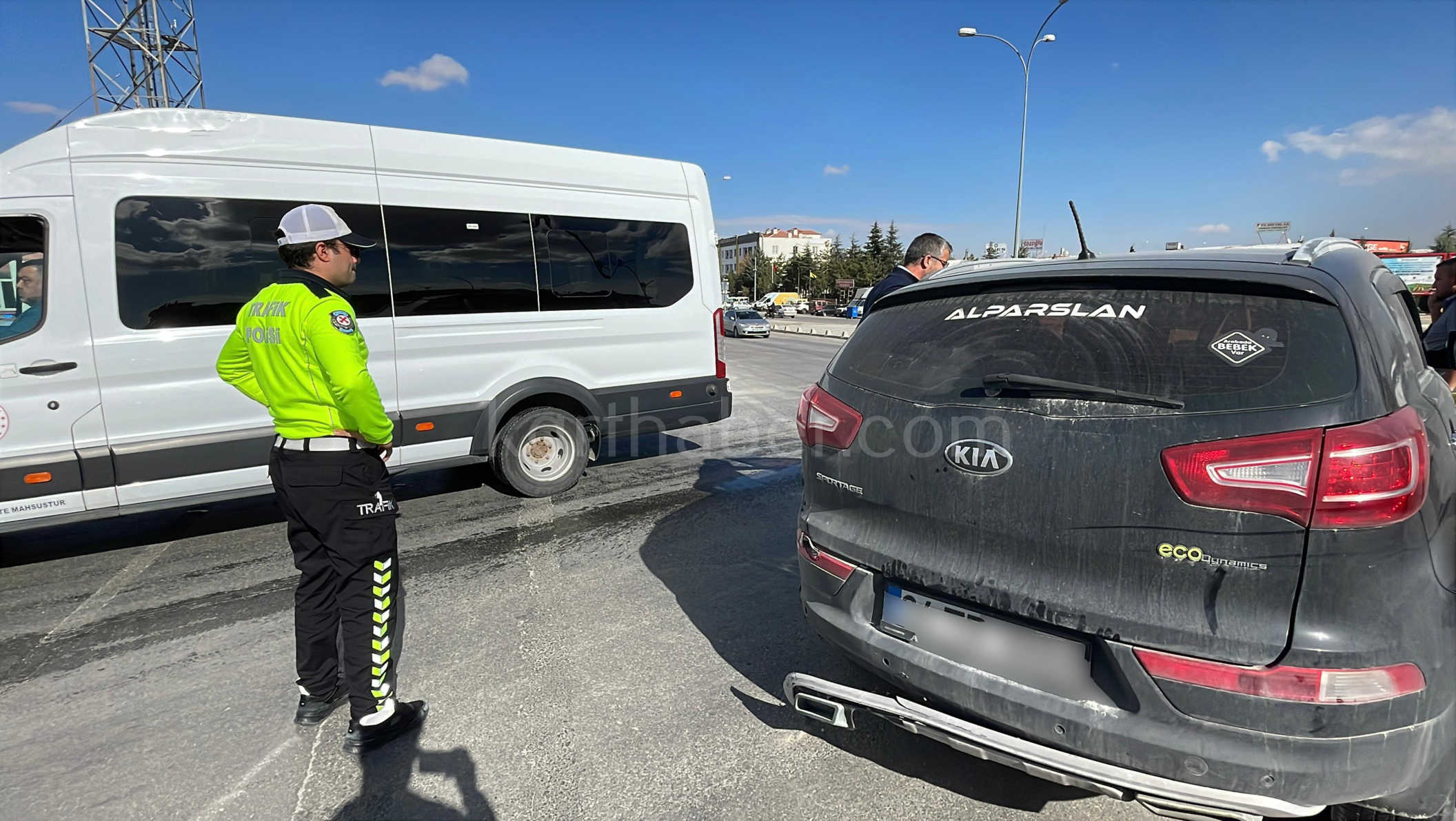 Karamanda Suv Aracla Otomobil Kavsakta Carpisti5