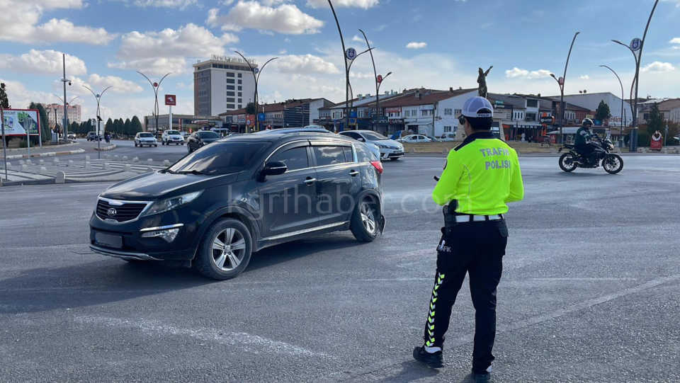 Karamanda Suv Aracla Otomobil Kavsakta Carpisti6