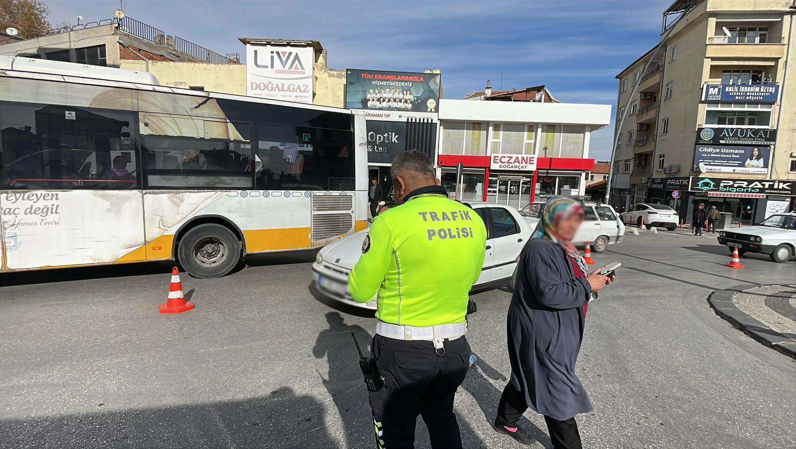 Karamanda Trafik Kazasi Motosikletli Kurye Yaralandi (1)