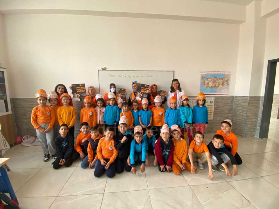 Losev Gonulluleri Karamandaki Ogrencilerle Bulustu1