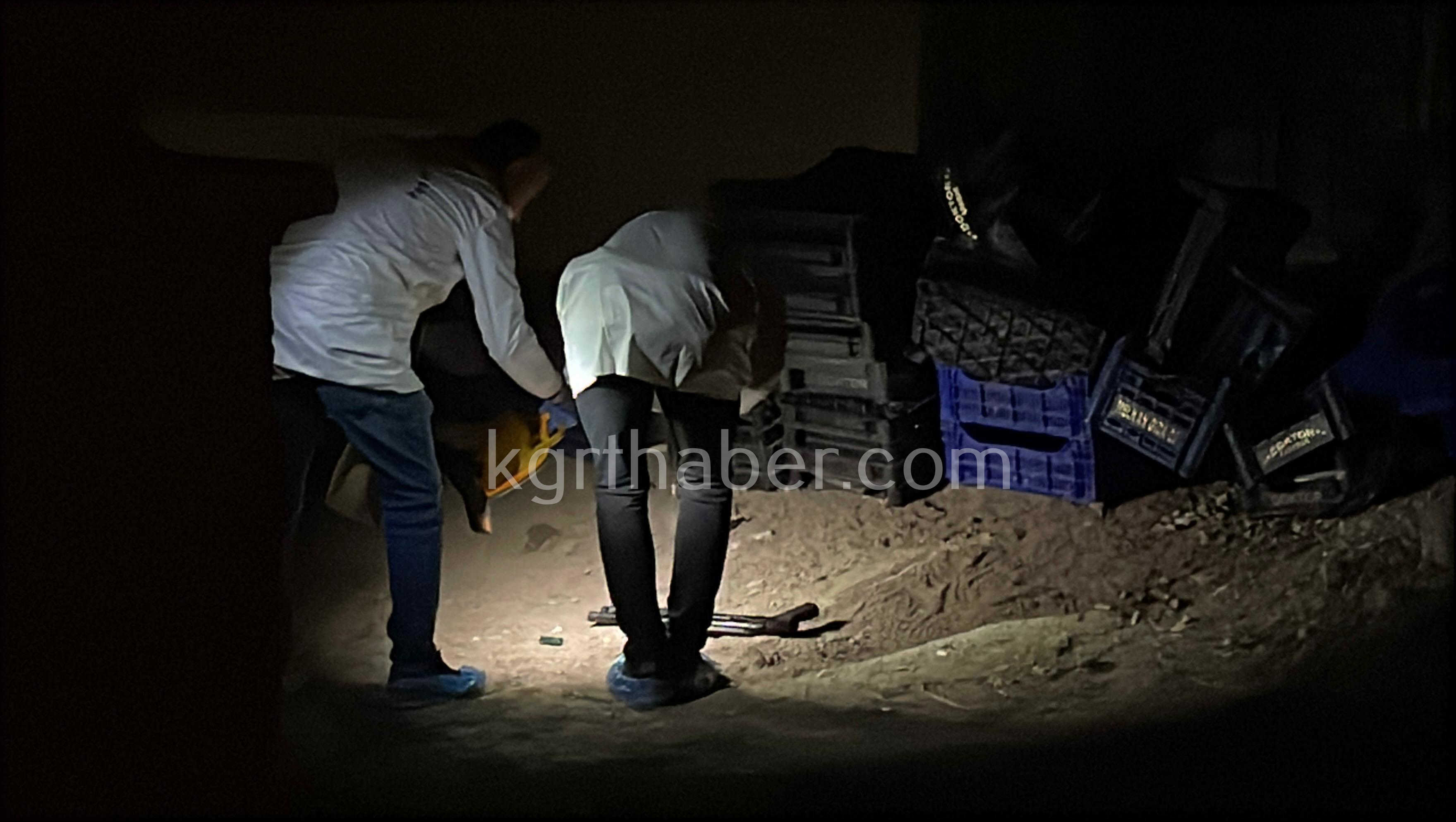 Silahli Kavgada Sacmalar 4 Araca Ve Bir Eve Zarar Verdi11