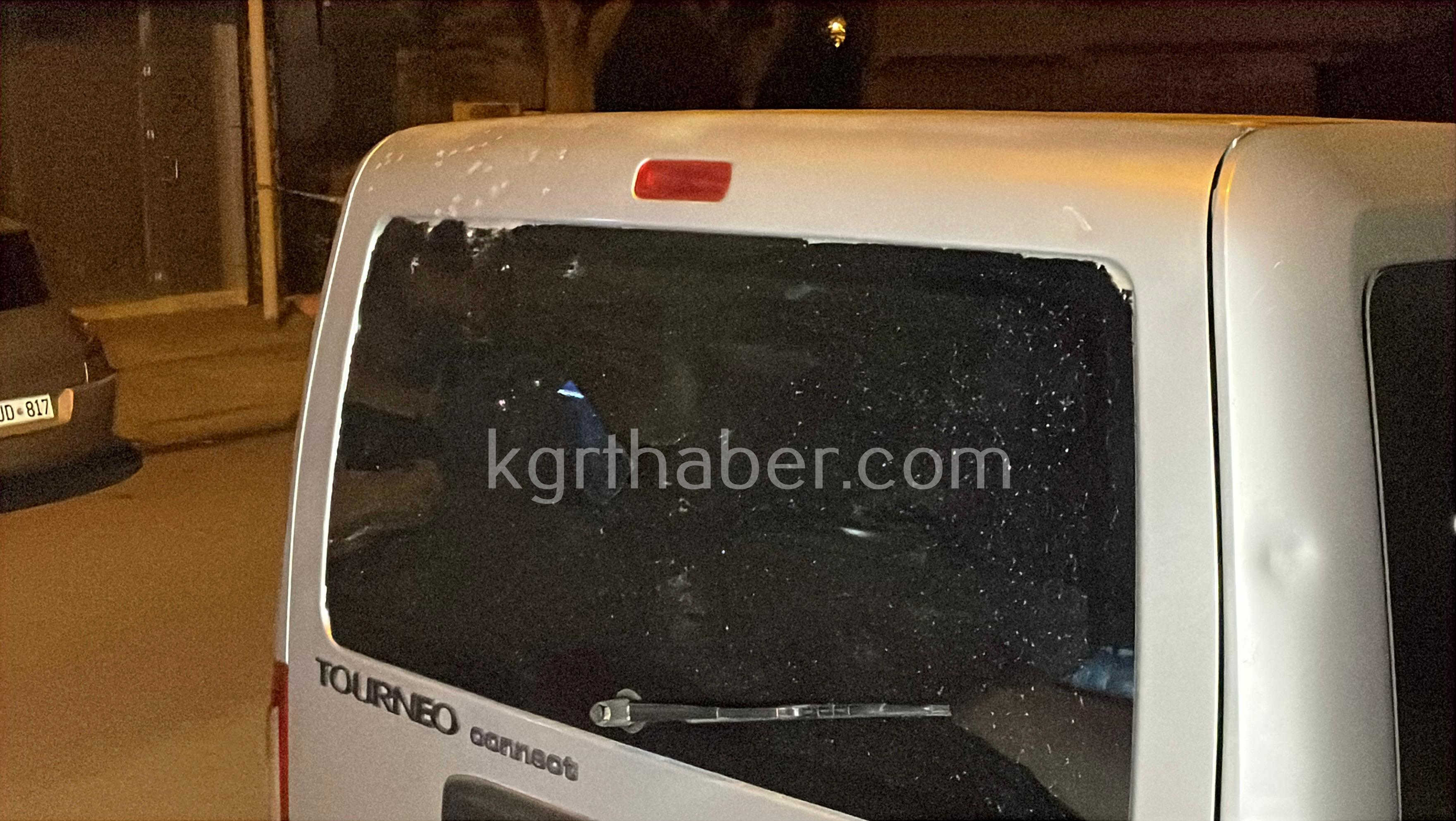 Silahli Kavgada Sacmalar 4 Araca Ve Bir Eve Zarar Verdi12