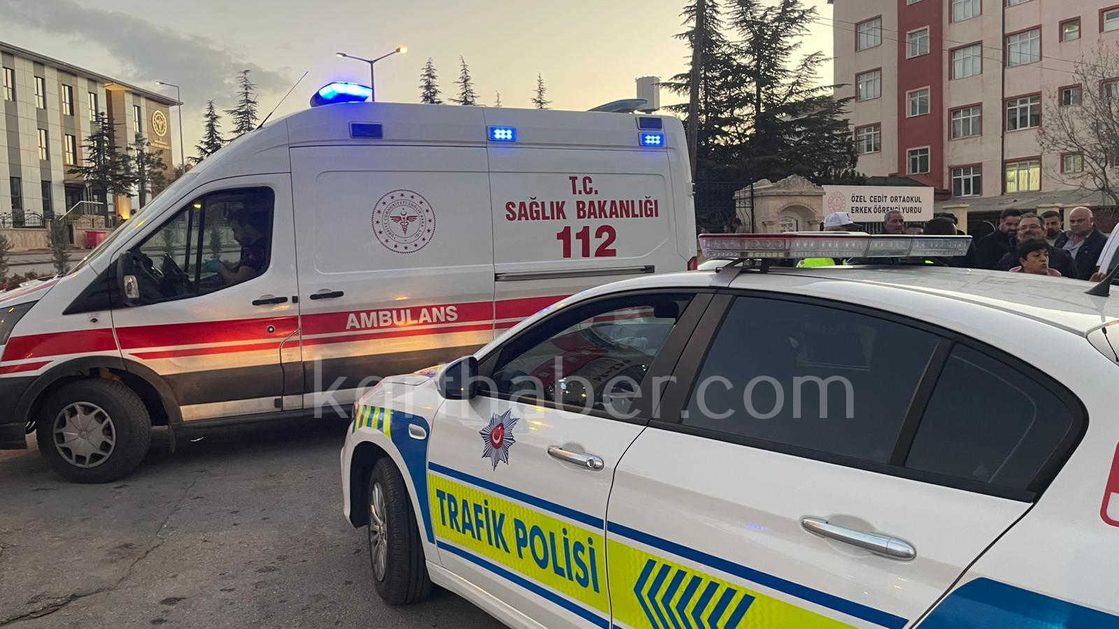 Trafigi Birbirine Katan Motosikletli Genc Ekip Otosuna Carpti0