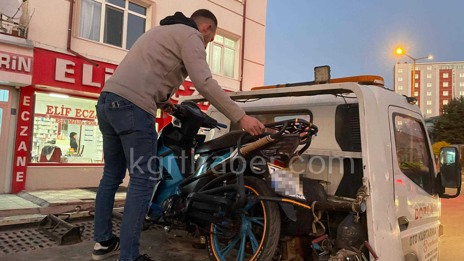 Trafigi Birbirine Katan Motosikletli Genc Ekip Otosuna Carpti1