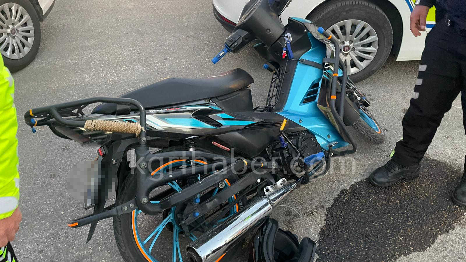 Trafigi Birbirine Katan Motosikletli Genc Ekip Otosuna Carpti2