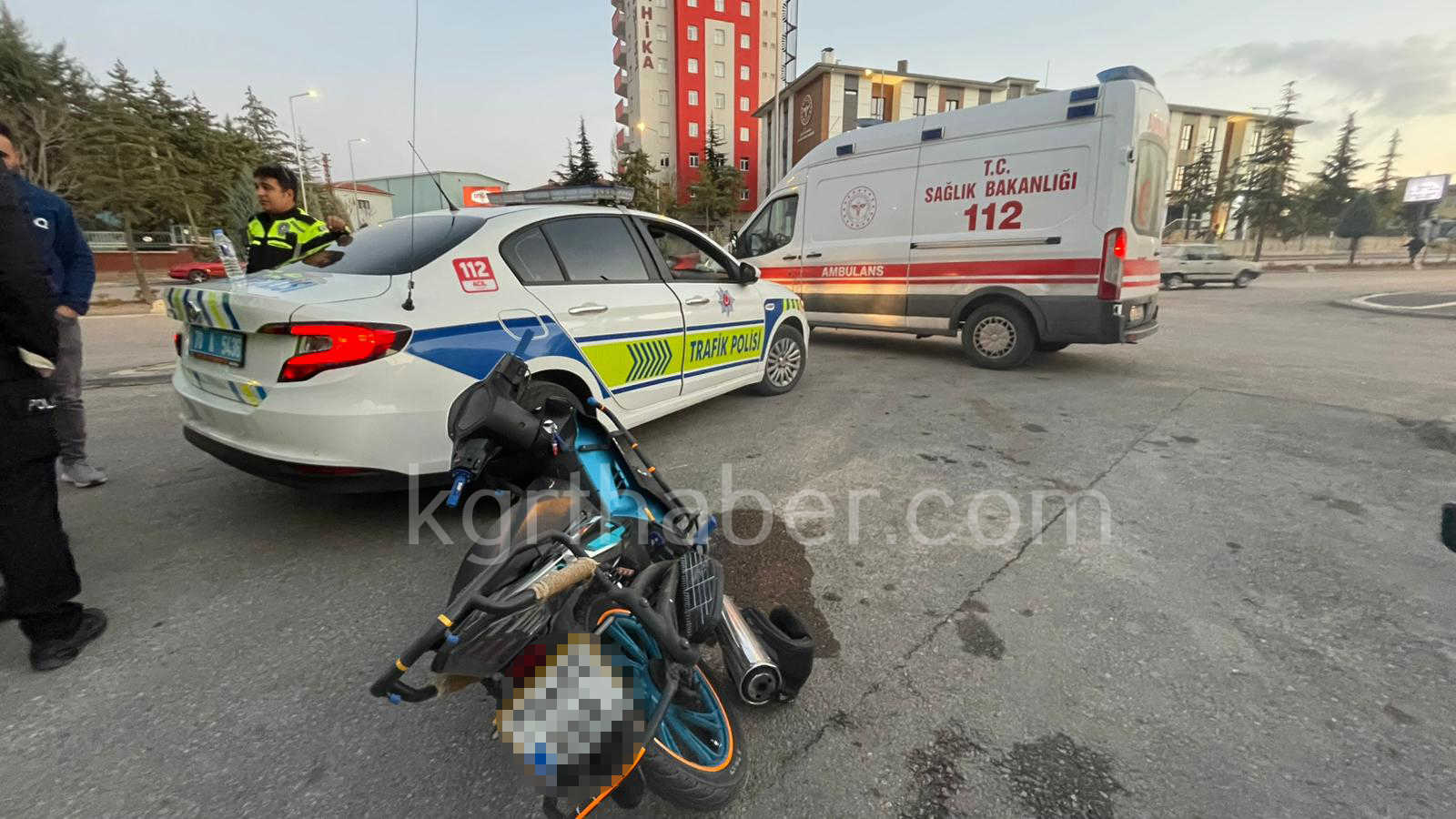 Trafigi Birbirine Katan Motosikletli Genc Ekip Otosuna Carpti5