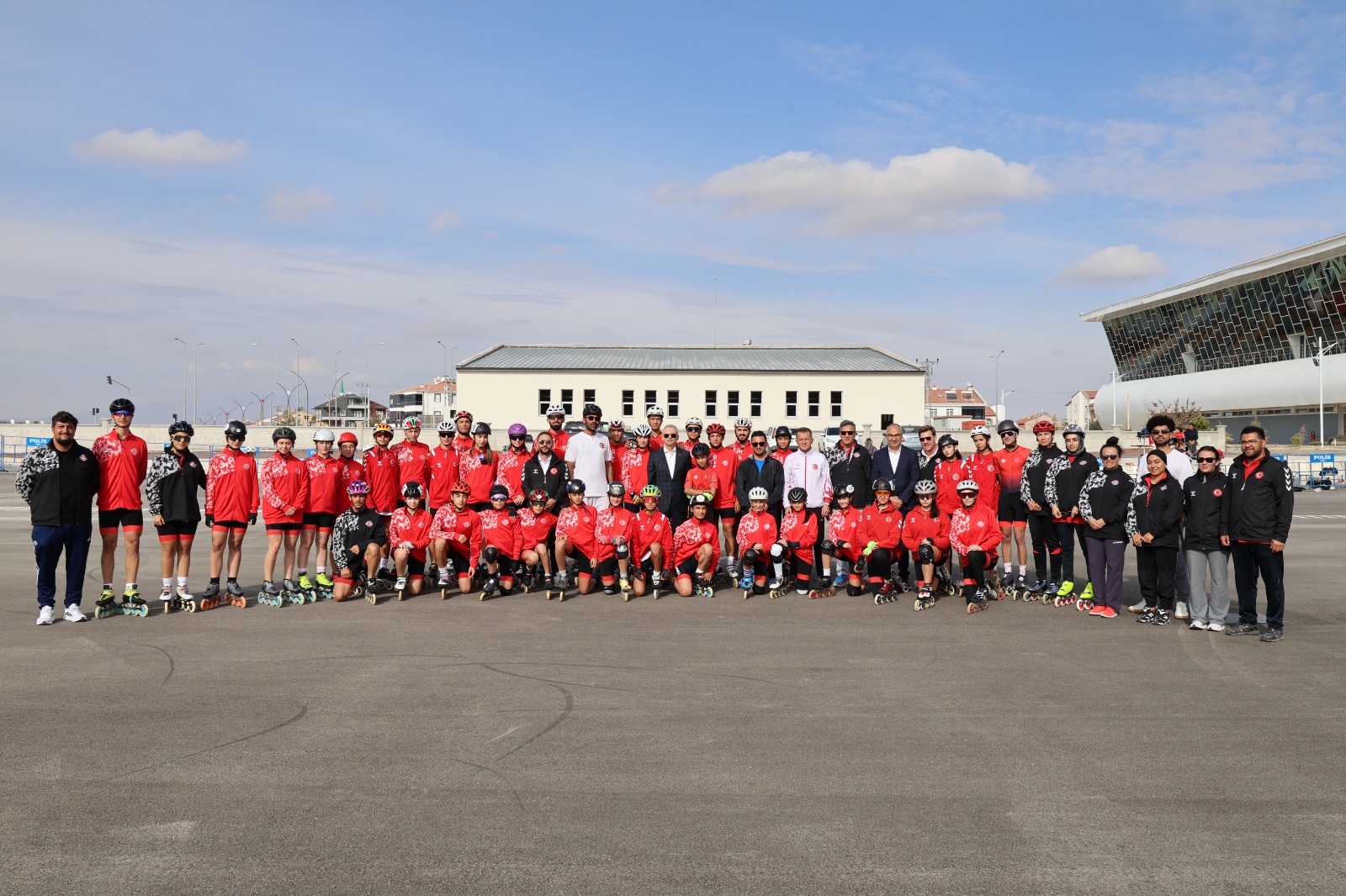 Vali Cicekli Sporculara Elma Ikram Etti (1)