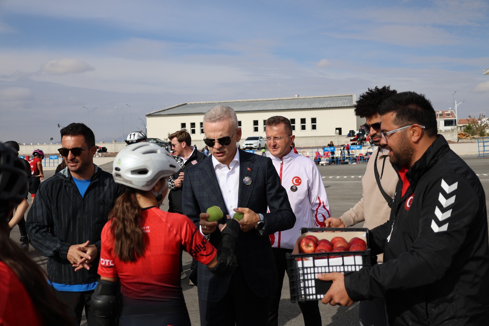 Vali Cicekli Sporculara Elma Ikram Etti (2)