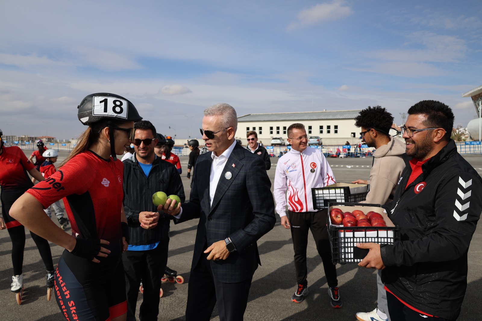 Vali Cicekli Sporculara Elma Ikram Etti (3)