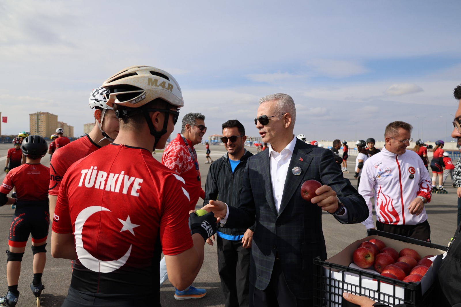 Vali Cicekli Sporculara Elma Ikram Etti (4)