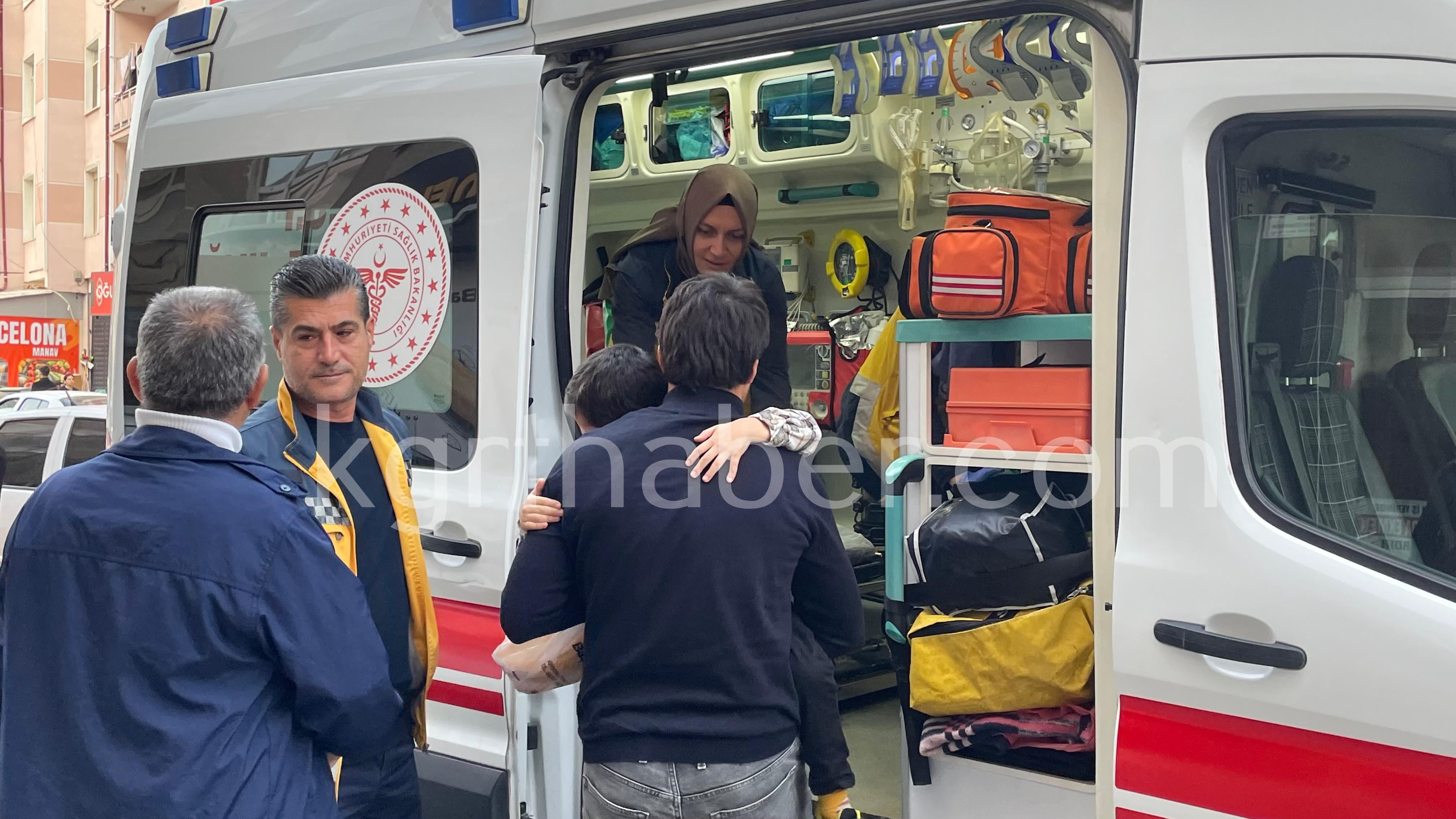 Yarali Cocugu Babasi Kucaginda Ambulansa Goturdu4