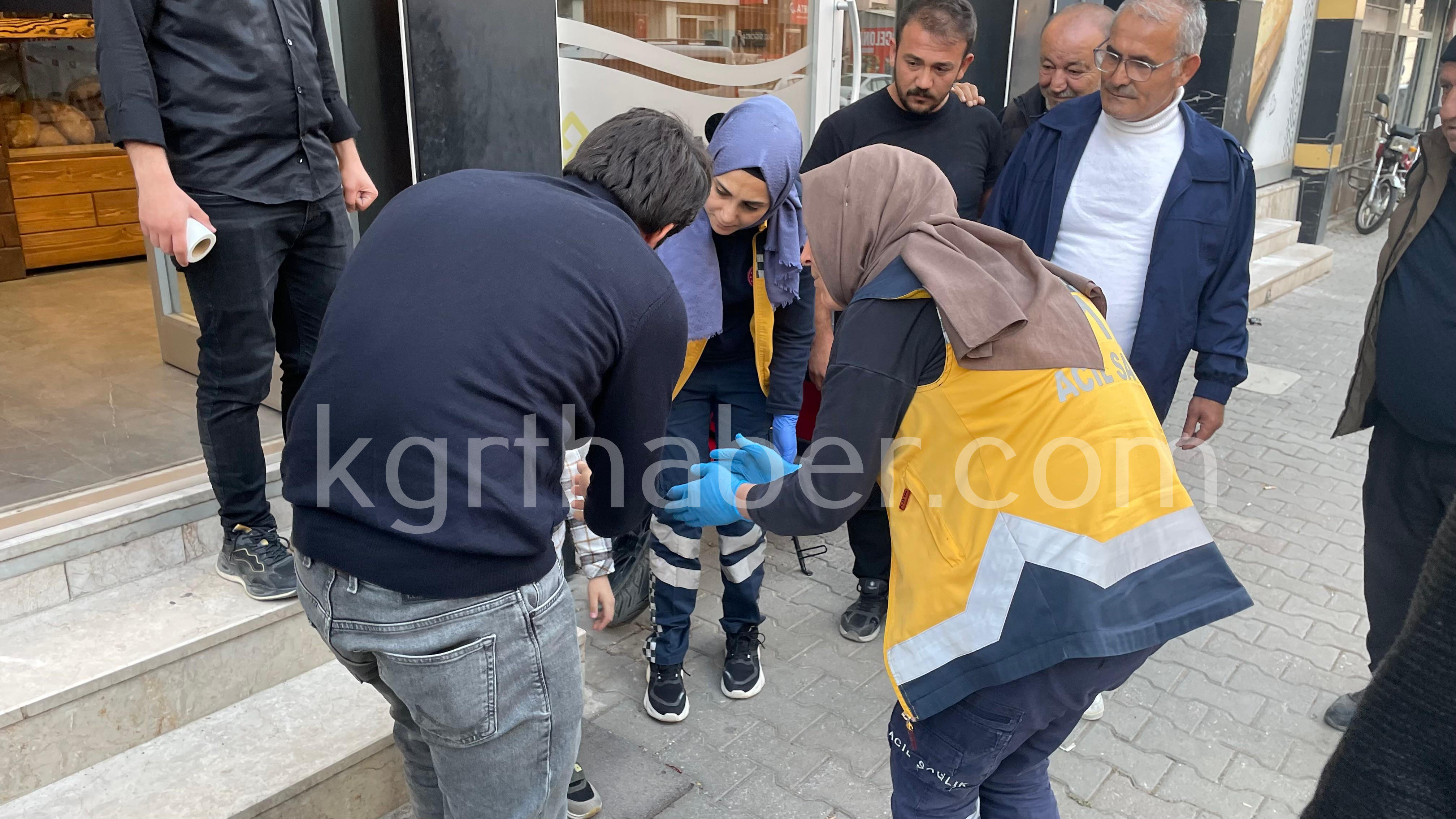 Yarali Cocugu Babasi Kucaginda Ambulansa Goturdu5