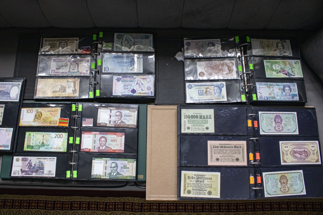 40 Yillik Para Koleksiyonunu Gazze Icin Bagislamak Istiyor (2)