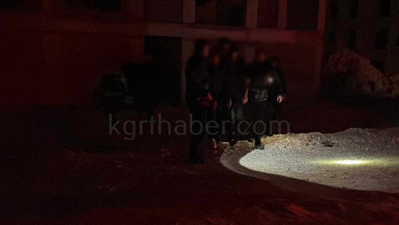 6 Katli Insaatin Catisina Cikti Polis Ekipleri Kurtardi1
