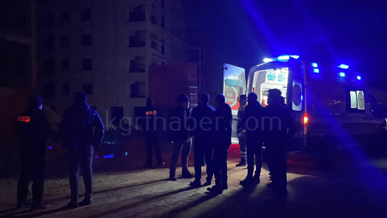 6 Katli Insaatin Catisina Cikti Polis Ekipleri Kurtardi2