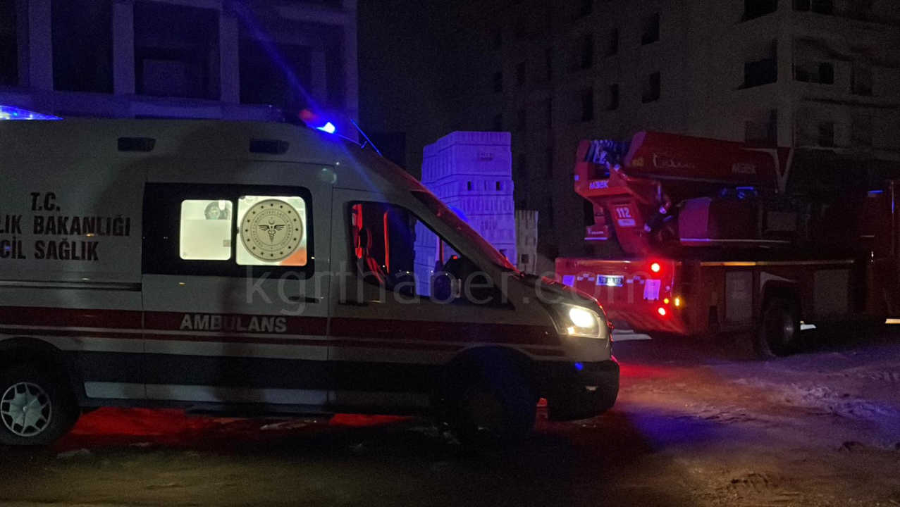 6 Katli Insaatin Catisina Cikti Polis Ekipleri Kurtardi5